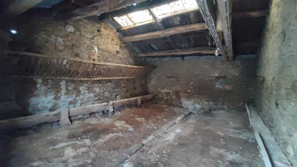 Bâtisse en pierre à usage de garage ou stockage La Genetouze 57 m2
