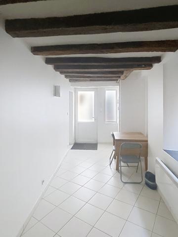 A vendre Angers hyper centre place Imbach, appartement type 1 bis avec coin chambre séparée et chauffage individuel. Petite corpriété de 8 lots.