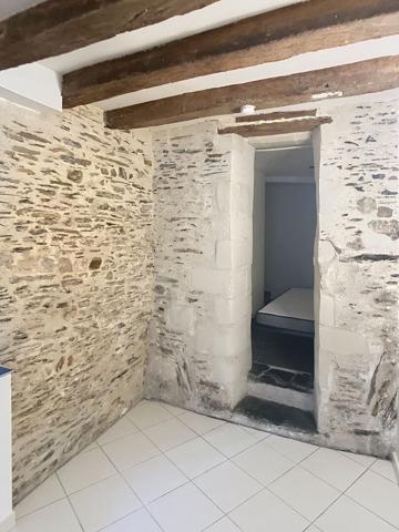 A vendre Angers hyper centre place Imbach, appartement type 1 bis avec coin chambre séparée et chauffage individuel. Petite corpriété de 8 lots.