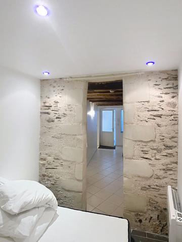 A vendre Angers hyper centre place Imbach, appartement type 1 bis avec coin chambre séparée et chauffage individuel. Petite corpriété de 8 lots.