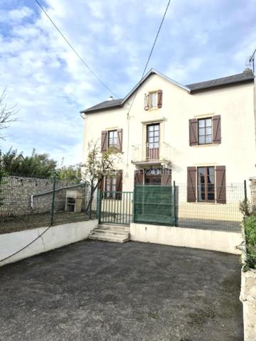 À quelques minutes de Port‑en‑Bessin et de la mythique plage d’Omaha Beach, cette maison ancienne pleine de charme offre un beau potentiel de rénovation pour créer votre cocon en bord de mer. La mer est accessible en quelques minutes à pied, dans un secteur vivant et dynamique, apprécié pour son ambiance littorale, ses commerces, ses activités et son attractivité touristique.
Un bien avec du potentiel 
    • Séjour lumineux au rez‑de‑chaussée
    • Deux chambres à l’étage
    • Grenier aménageable pour créer une pièce supplémentaire
    • Terrasse et jardinet exposés plein SUD
    • Place de parking privative
Idéal pour un projet de résidence secondaire ou une première acquisition, ce bien à rénover vous permettra de profiter pleinement du littoral normand, dans un environnement animé, à proximité immédiate des plages et des restaurants.