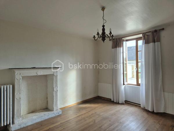 À quelques minutes de Port‑en‑Bessin et de la mythique plage d’Omaha Beach, cette maison ancienne pleine de charme offre un beau potentiel de rénovation pour créer votre cocon en bord de mer. La mer est accessible en quelques minutes à pied, dans un secteur vivant et dynamique, apprécié pour son ambiance littorale, ses commerces, ses activités et son attractivité touristique.
Un bien avec du potentiel 
    • Séjour lumineux au rez‑de‑chaussée
    • Deux chambres à l’étage
    • Grenier aménageable pour créer une pièce supplémentaire
    • Terrasse et jardinet exposés plein SUD
    • Place de parking privative
Idéal pour un projet de résidence secondaire ou une première acquisition, ce bien à rénover vous permettra de profiter pleinement du littoral normand, dans un environnement animé, à proximité immédiate des plages et des restaurants.