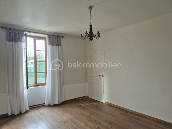 À quelques minutes de Port‑en‑Bessin et de la mythique plage d’Omaha Beach, cette maison ancienne pleine de charme offre un beau potentiel de rénovation pour créer votre cocon en bord de mer. La mer est accessible en quelques minutes à pied, dans un secteur vivant et dynamique, apprécié pour son ambiance littorale, ses commerces, ses activités et son attractivité touristique.
Un bien avec du potentiel 
    • Séjour lumineux au rez‑de‑chaussée
    • Deux chambres à l’étage
    • Grenier aménageable pour créer une pièce supplémentaire
    • Terrasse et jardinet exposés plein SUD
    • Place de parking privative
Idéal pour un projet de résidence secondaire ou une première acquisition, ce bien à rénover vous permettra de profiter pleinement du littoral normand, dans un environnement animé, à proximité immédiate des plages et des restaurants.
