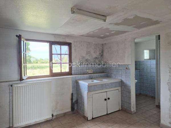 À quelques minutes de Port‑en‑Bessin et de la mythique plage d’Omaha Beach, cette maison ancienne pleine de charme offre un beau potentiel de rénovation pour créer votre cocon en bord de mer. La mer est accessible en quelques minutes à pied, dans un secteur vivant et dynamique, apprécié pour son ambiance littorale, ses commerces, ses activités et son attractivité touristique.
Un bien avec du potentiel 
    • Séjour lumineux au rez‑de‑chaussée
    • Deux chambres à l’étage
    • Grenier aménageable pour créer une pièce supplémentaire
    • Terrasse et jardinet exposés plein SUD
    • Place de parking privative
Idéal pour un projet de résidence secondaire ou une première acquisition, ce bien à rénover vous permettra de profiter pleinement du littoral normand, dans un environnement animé, à proximité immédiate des plages et des restaurants.