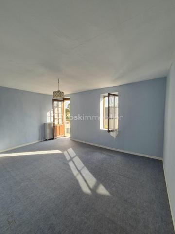 À quelques minutes de Port‑en‑Bessin et de la mythique plage d’Omaha Beach, cette maison ancienne pleine de charme offre un beau potentiel de rénovation pour créer votre cocon en bord de mer. La mer est accessible en quelques minutes à pied, dans un secteur vivant et dynamique, apprécié pour son ambiance littorale, ses commerces, ses activités et son attractivité touristique.
Un bien avec du potentiel 
    • Séjour lumineux au rez‑de‑chaussée
    • Deux chambres à l’étage
    • Grenier aménageable pour créer une pièce supplémentaire
    • Terrasse et jardinet exposés plein SUD
    • Place de parking privative
Idéal pour un projet de résidence secondaire ou une première acquisition, ce bien à rénover vous permettra de profiter pleinement du littoral normand, dans un environnement animé, à proximité immédiate des plages et des restaurants.