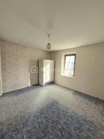 À quelques minutes de Port‑en‑Bessin et de la mythique plage d’Omaha Beach, cette maison ancienne pleine de charme offre un beau potentiel de rénovation pour créer votre cocon en bord de mer. La mer est accessible en quelques minutes à pied, dans un secteur vivant et dynamique, apprécié pour son ambiance littorale, ses commerces, ses activités et son attractivité touristique.
Un bien avec du potentiel 
    • Séjour lumineux au rez‑de‑chaussée
    • Deux chambres à l’étage
    • Grenier aménageable pour créer une pièce supplémentaire
    • Terrasse et jardinet exposés plein SUD
    • Place de parking privative
Idéal pour un projet de résidence secondaire ou une première acquisition, ce bien à rénover vous permettra de profiter pleinement du littoral normand, dans un environnement animé, à proximité immédiate des plages et des restaurants.