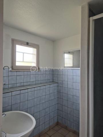À quelques minutes de Port‑en‑Bessin et de la mythique plage d’Omaha Beach, cette maison ancienne pleine de charme offre un beau potentiel de rénovation pour créer votre cocon en bord de mer. La mer est accessible en quelques minutes à pied, dans un secteur vivant et dynamique, apprécié pour son ambiance littorale, ses commerces, ses activités et son attractivité touristique.
Un bien avec du potentiel 
    • Séjour lumineux au rez‑de‑chaussée
    • Deux chambres à l’étage
    • Grenier aménageable pour créer une pièce supplémentaire
    • Terrasse et jardinet exposés plein SUD
    • Place de parking privative
Idéal pour un projet de résidence secondaire ou une première acquisition, ce bien à rénover vous permettra de profiter pleinement du littoral normand, dans un environnement animé, à proximité immédiate des plages et des restaurants.