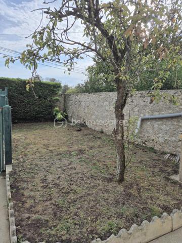 À quelques minutes de Port‑en‑Bessin et de la mythique plage d’Omaha Beach, cette maison ancienne pleine de charme offre un beau potentiel de rénovation pour créer votre cocon en bord de mer. La mer est accessible en quelques minutes à pied, dans un secteur vivant et dynamique, apprécié pour son ambiance littorale, ses commerces, ses activités et son attractivité touristique.
Un bien avec du potentiel 
    • Séjour lumineux au rez‑de‑chaussée
    • Deux chambres à l’étage
    • Grenier aménageable pour créer une pièce supplémentaire
    • Terrasse et jardinet exposés plein SUD
    • Place de parking privative
Idéal pour un projet de résidence secondaire ou une première acquisition, ce bien à rénover vous permettra de profiter pleinement du littoral normand, dans un environnement animé, à proximité immédiate des plages et des restaurants.