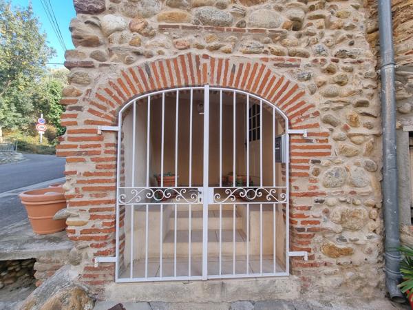 Maison de village atypique avec garage et extérieur