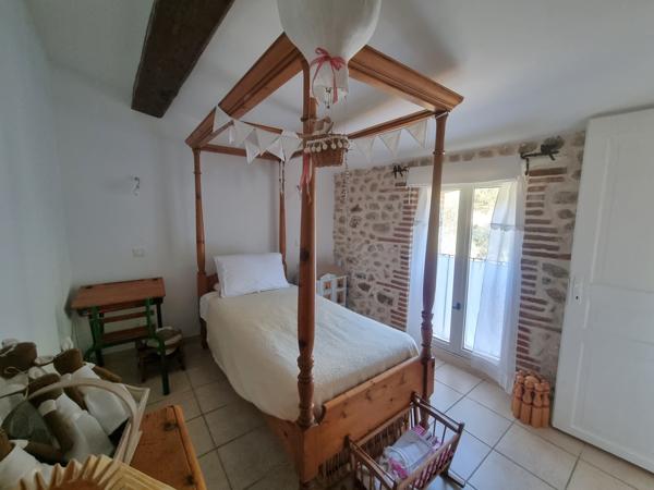 Maison de village atypique avec garage et extérieur