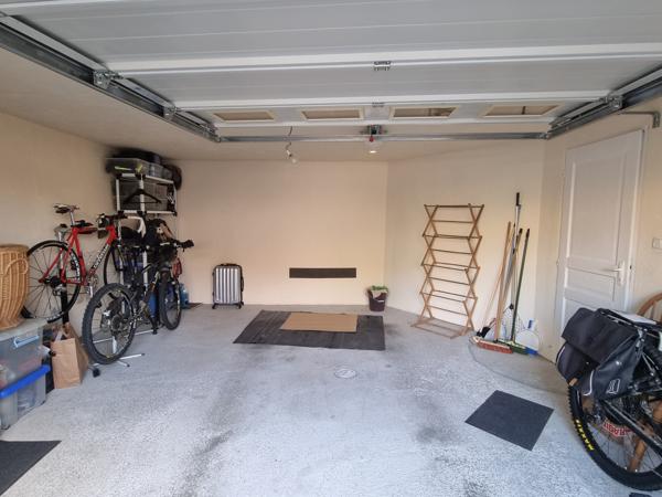 Maison de village atypique avec garage et extérieur