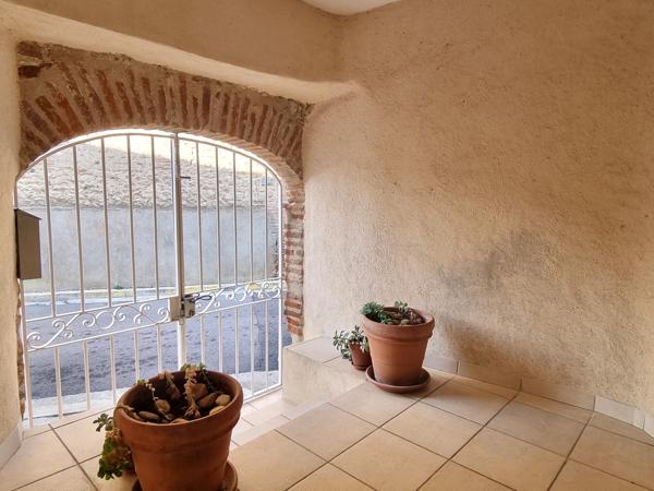 Maison de village atypique avec garage et extérieur