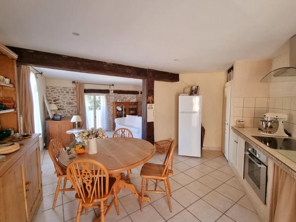 Maison de village atypique avec garage et extérieur