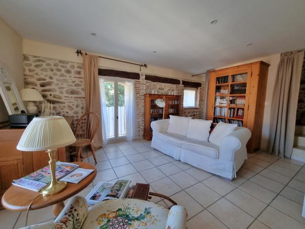 Maison de village atypique avec garage et extérieur