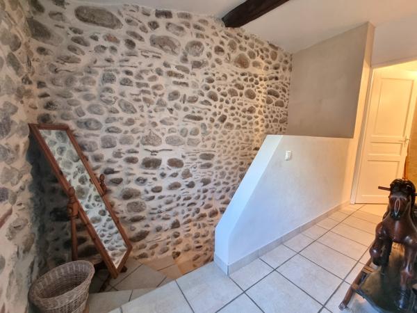 Maison de village atypique avec garage et extérieur