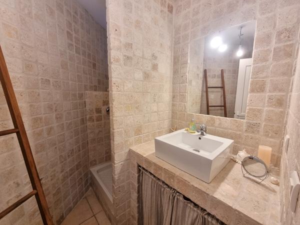 Maison de village atypique avec garage et extérieur