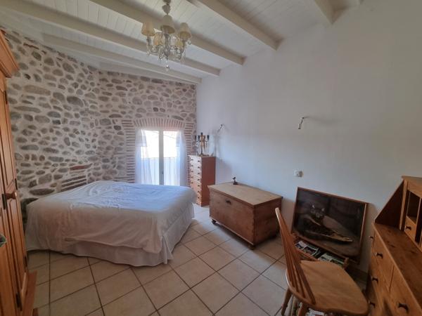 Maison de village atypique avec garage et extérieur