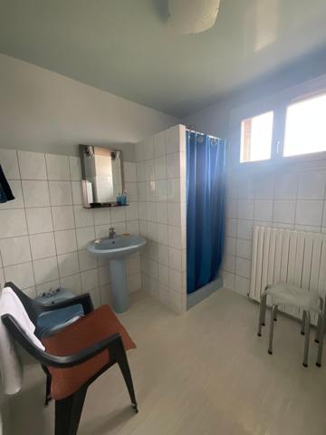 Maison individuelle, 2 chambres, jardin et garage.