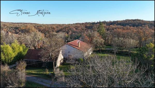 Ensemble immobilier, 140 m² habitables, deux maison, trois dépendances en pierre et 3.5 hectares de terrain.