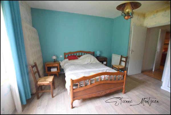 Ensemble immobilier, 140 m² habitables, deux maison, trois dépendances en pierre et 3.5 hectares de terrain.