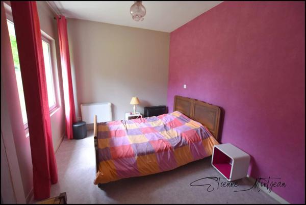 Ensemble immobilier, 140 m² habitables, deux maison, trois dépendances en pierre et 3.5 hectares de terrain.