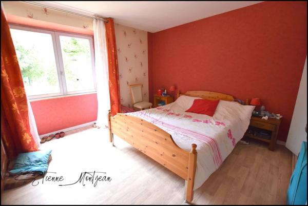 Ensemble immobilier, 140 m² habitables, deux maison, trois dépendances en pierre et 3.5 hectares de terrain.