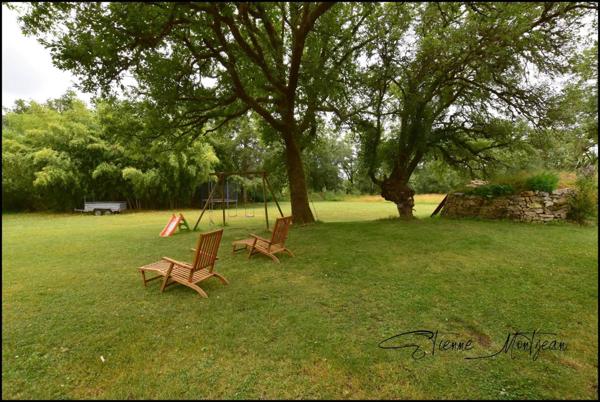 Ensemble immobilier, 140 m² habitables, deux maison, trois dépendances en pierre et 3.5 hectares de terrain.