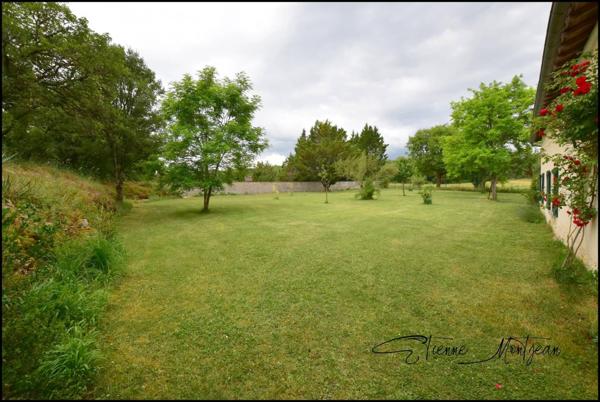 Ensemble immobilier, 140 m² habitables, deux maison, trois dépendances en pierre et 3.5 hectares de terrain.