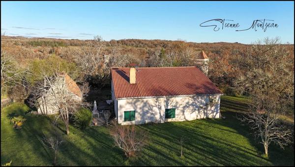 Ensemble immobilier, 140 m² habitables, deux maison, trois dépendances en pierre et 3.5 hectares de terrain.
