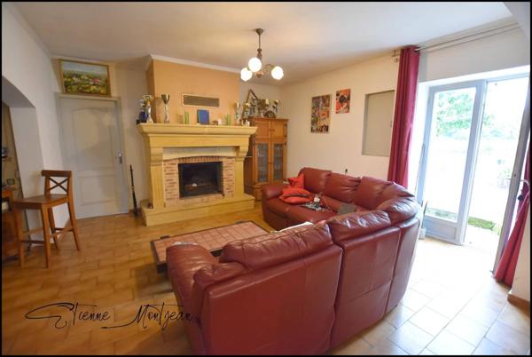 Ensemble immobilier, 140 m² habitables, deux maison, trois dépendances en pierre et 3.5 hectares de terrain.