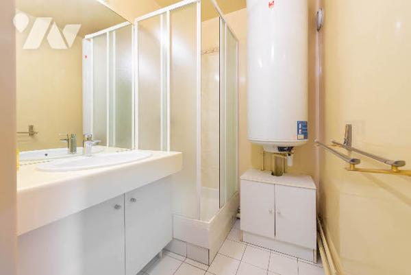 COURBEVOIE - FRONT DE SEINE - FACE ILE DE LA JATTE - APPARTEMENT 4 PIECES AVEC TERRASSE .