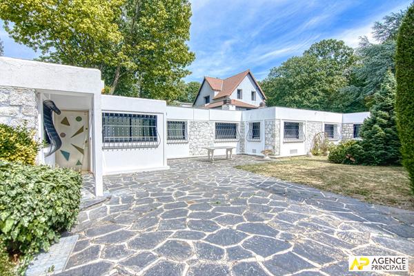 "La Celle Saint-Cloud" Exceptionnelle maison "Le Corbusier" de 5 pîèces de 190m² dans un écrin de verdure ! Loyer 4 650 €/mois **  - Référence  28185