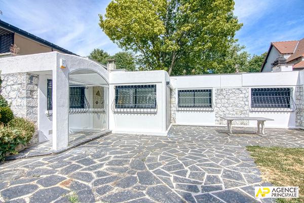 "La Celle Saint-Cloud" Exceptionnelle maison "Le Corbusier" de 5 pîèces de 190m² dans un écrin de verdure ! Loyer 4 650 €/mois **  - Référence  28185