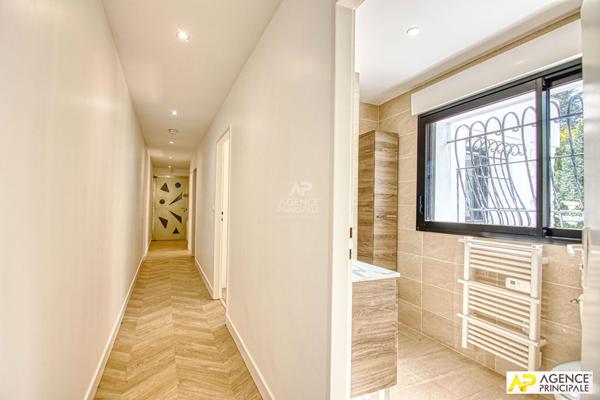 "La Celle Saint-Cloud" Exceptionnelle maison "Le Corbusier" de 5 pîèces de 190m² dans un écrin de verdure ! Loyer 4 650 €/mois **  - Référence  28185