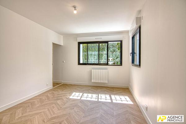 "La Celle Saint-Cloud" Exceptionnelle maison "Le Corbusier" de 5 pîèces de 190m² dans un écrin de verdure ! Loyer 4 650 €/mois **  - Référence  28185