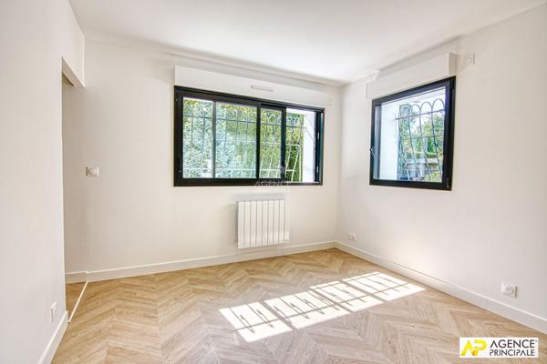 "La Celle Saint-Cloud" Exceptionnelle maison "Le Corbusier" de 5 pîèces de 190m² dans un écrin de verdure ! Loyer 4 650 €/mois **  - Référence  28185