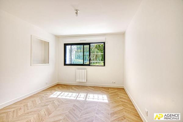 "La Celle Saint-Cloud" Exceptionnelle maison "Le Corbusier" de 5 pîèces de 190m² dans un écrin de verdure ! Loyer 4 650 €/mois **  - Référence  28185