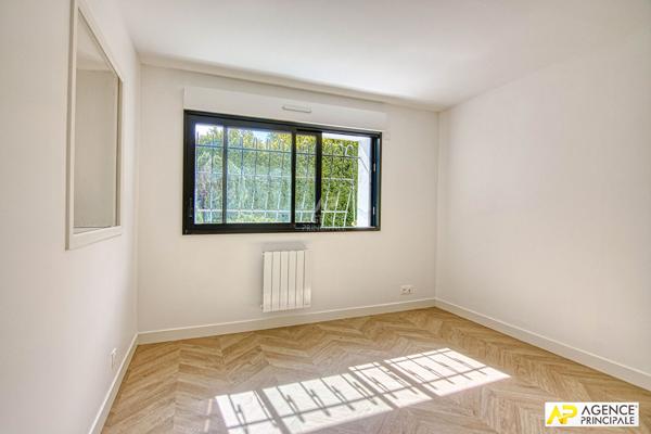 "La Celle Saint-Cloud" Exceptionnelle maison "Le Corbusier" de 5 pîèces de 190m² dans un écrin de verdure ! Loyer 4 650 €/mois **  - Référence  28185