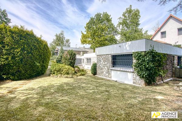 "La Celle Saint-Cloud" Exceptionnelle maison "Le Corbusier" de 5 pîèces de 190m² dans un écrin de verdure ! Loyer 4 650 €/mois **  - Référence  28185