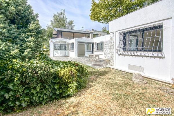 "La Celle Saint-Cloud" Exceptionnelle maison "Le Corbusier" de 5 pîèces de 190m² dans un écrin de verdure ! Loyer 4 650 €/mois **  - Référence  28185