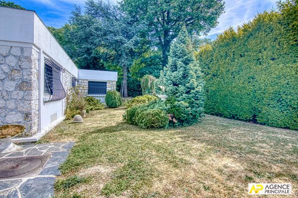 "La Celle Saint-Cloud" Exceptionnelle maison "Le Corbusier" de 5 pîèces de 190m² dans un écrin de verdure ! Loyer 4 650 €/mois **  - Référence  28185