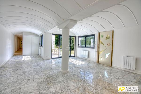 "La Celle Saint-Cloud" Exceptionnelle maison "Le Corbusier" de 5 pîèces de 190m² dans un écrin de verdure ! Loyer 4 650 €/mois **  - Référence  28185