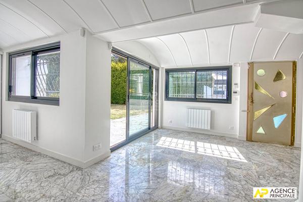 "La Celle Saint-Cloud" Exceptionnelle maison "Le Corbusier" de 5 pîèces de 190m² dans un écrin de verdure ! Loyer 4 650 €/mois **  - Référence  28185