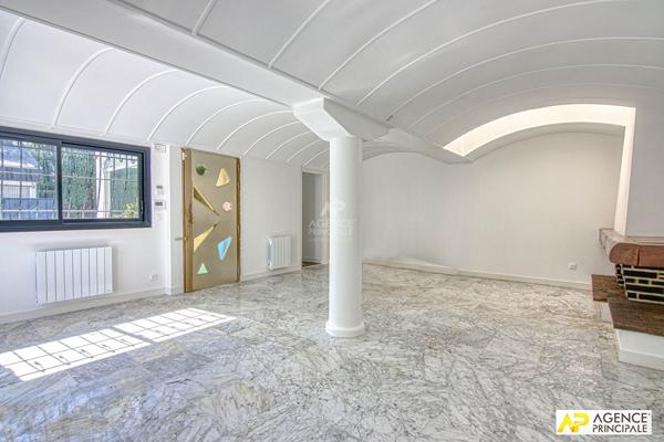 "La Celle Saint-Cloud" Exceptionnelle maison "Le Corbusier" de 5 pîèces de 190m² dans un écrin de verdure ! Loyer 4 650 €/mois **  - Référence  28185