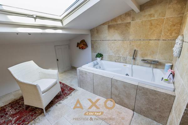 MEYRARGUES - MAISON - DEPENDANCE - TERRAIN 4 250 M2 -  PISCINE - GARAGES - 1 079 000€