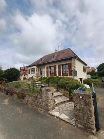 Située sur la commune de Marcillé-la-Ville, cette maison construite en 1978, couverte en tuiles, offre un beau potentiel après quelques travaux de rafraîchissement pour la remettre au goût du jour.

Elle se compose d'une entrée, d'une cuisine indépendante, d'une spacieuse et lumineuse pièce de vie, d'une salle d'eau avec WC entièrement rénovée, ainsi que de trois chambres.
Édifiée sur un sous-sol complet, elle dispose également d'un garage avec porte motorisée, offrant de nombreux espaces de rangement ou d'aménagement.

Les + :

Salle d'eau rénovée
Sous-sol complet
Porte de garage électrique
VMC installée
Chauffage électrique
Terrain agréable d'environ 825m2

Une maison saine et fonctionnelle, idéale pour un premier achat ou un projet familial, offrant de belles possibilités de personnalisation.