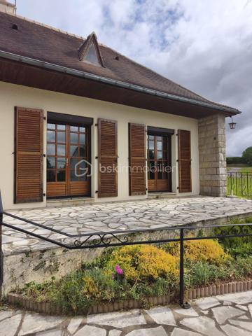 Située sur la commune de Marcillé-la-Ville, cette maison construite en 1978, couverte en tuiles, offre un beau potentiel après quelques travaux de rafraîchissement pour la remettre au goût du jour.

Elle se compose d'une entrée, d'une cuisine indépendante, d'une spacieuse et lumineuse pièce de vie, d'une salle d'eau avec WC entièrement rénovée, ainsi que de trois chambres.
Édifiée sur un sous-sol complet, elle dispose également d'un garage avec porte motorisée, offrant de nombreux espaces de rangement ou d'aménagement.

Les + :

Salle d'eau rénovée
Sous-sol complet
Porte de garage électrique
VMC installée
Chauffage électrique
Terrain agréable d'environ 825m2

Une maison saine et fonctionnelle, idéale pour un premier achat ou un projet familial, offrant de belles possibilités de personnalisation.