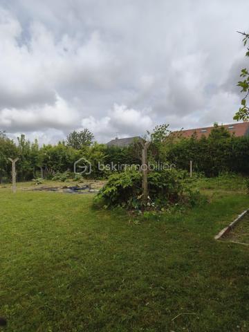 Située sur la commune de Marcillé-la-Ville, cette maison construite en 1978, couverte en tuiles, offre un beau potentiel après quelques travaux de rafraîchissement pour la remettre au goût du jour.

Elle se compose d'une entrée, d'une cuisine indépendante, d'une spacieuse et lumineuse pièce de vie, d'une salle d'eau avec WC entièrement rénovée, ainsi que de trois chambres.
Édifiée sur un sous-sol complet, elle dispose également d'un garage avec porte motorisée, offrant de nombreux espaces de rangement ou d'aménagement.

Les + :

Salle d'eau rénovée
Sous-sol complet
Porte de garage électrique
VMC installée
Chauffage électrique
Terrain agréable d'environ 825m2

Une maison saine et fonctionnelle, idéale pour un premier achat ou un projet familial, offrant de belles possibilités de personnalisation.