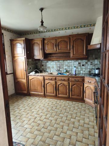 Située sur la commune de Marcillé-la-Ville, cette maison construite en 1978, couverte en tuiles, offre un beau potentiel après quelques travaux de rafraîchissement pour la remettre au goût du jour.

Elle se compose d'une entrée, d'une cuisine indépendante, d'une spacieuse et lumineuse pièce de vie, d'une salle d'eau avec WC entièrement rénovée, ainsi que de trois chambres.
Édifiée sur un sous-sol complet, elle dispose également d'un garage avec porte motorisée, offrant de nombreux espaces de rangement ou d'aménagement.

Les + :

Salle d'eau rénovée
Sous-sol complet
Porte de garage électrique
VMC installée
Chauffage électrique
Terrain agréable d'environ 825m2

Une maison saine et fonctionnelle, idéale pour un premier achat ou un projet familial, offrant de belles possibilités de personnalisation.