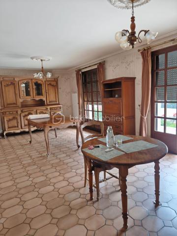 Située sur la commune de Marcillé-la-Ville, cette maison construite en 1978, couverte en tuiles, offre un beau potentiel après quelques travaux de rafraîchissement pour la remettre au goût du jour.

Elle se compose d'une entrée, d'une cuisine indépendante, d'une spacieuse et lumineuse pièce de vie, d'une salle d'eau avec WC entièrement rénovée, ainsi que de trois chambres.
Édifiée sur un sous-sol complet, elle dispose également d'un garage avec porte motorisée, offrant de nombreux espaces de rangement ou d'aménagement.

Les + :

Salle d'eau rénovée
Sous-sol complet
Porte de garage électrique
VMC installée
Chauffage électrique
Terrain agréable d'environ 825m2

Une maison saine et fonctionnelle, idéale pour un premier achat ou un projet familial, offrant de belles possibilités de personnalisation.